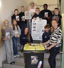 Schulleiterin Bettina Paquet (rechts) möchte auch in Zukunft mit der Organisation PETA zusammenarbeiten.