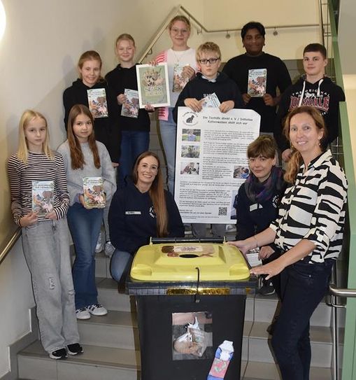 Schulleiterin Bettina Paquet (rechts) möchte auch in Zukunft mit der Organisation PETA zusammenarbeiten.