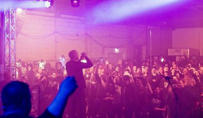 Für 10 Euro Eintritt können die Besucher:innen am 13. Mai in der Mehrzweckhalle in Spreckens abrocken.