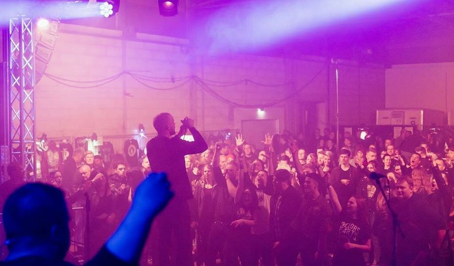 Für 10 Euro Eintritt können die Besucher:innen am 13. Mai in der Mehrzweckhalle in Spreckens abrocken.