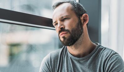 Der steigende Druck in der heutigen Leistungsgesellschaft ist einer der Hauptfaktoren für Depressionen bei Männern.