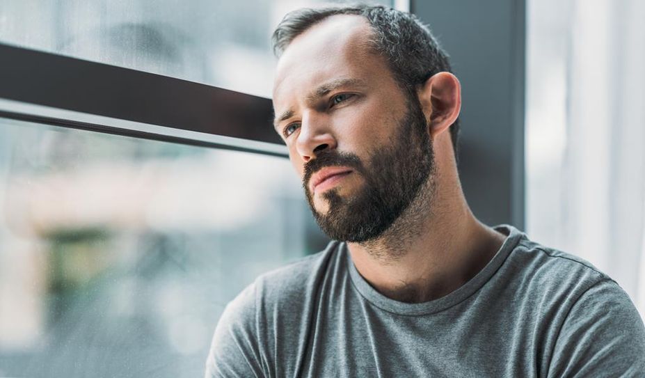 Der steigende Druck in der heutigen Leistungsgesellschaft ist einer der Hauptfaktoren für Depressionen bei Männern.
