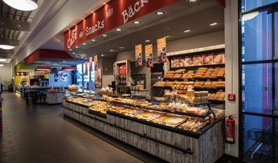 Die Auslage von Bäckerei Rolf. Wer am hier für mehr als 10 Euro einkauft, bekommt ein Geschenk dazu.