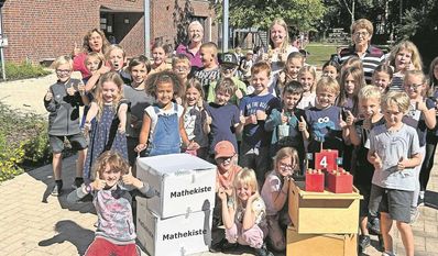 Bremervörde (eb). Vor einigen Wochen hat der Inner Wheel Club Nordheide den Grundschulen in Bremervörde/Engeo, in Selsingen und der Gosekamp-Schule in Zeven Mathe-Kiten überreicht. Das Konzept wurde unter pädagogischer Anleitung des mathematischen Instituts der Universität Bielefeld erarbeitet. Die Mathe-Kisten sollen den Kindern helfen, die Grundlagen der Mathematik spielerisch zu verstehen und sie für sie greifbar zu machen.
In den Kisten befinden sich Würfel, Nummertafeln, Zifferfahnen und Griffkorken. Ziel des Projekts ist eine Vermittlung grundlegender mathematischer und sprachlicher Kenntnisse sowie Mengen und Zahlen erkennen und begreifen.