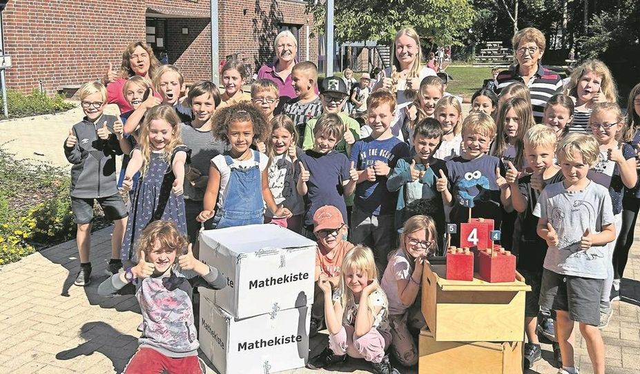Bremervörde (eb). Vor einigen Wochen hat der Inner Wheel Club Nordheide den Grundschulen in Bremervörde/Engeo, in Selsingen und der Gosekamp-Schule in Zeven Mathe-Kiten überreicht. Das Konzept wurde unter pädagogischer Anleitung des mathematischen Instituts der Universität Bielefeld erarbeitet. Die Mathe-Kisten sollen den Kindern helfen, die Grundlagen der Mathematik spielerisch zu verstehen und sie für sie greifbar zu machen.
In den Kisten befinden sich Würfel, Nummertafeln, Zifferfahnen und Griffkorken. Ziel des Projekts ist eine Vermittlung grundlegender mathematischer und sprachlicher Kenntnisse sowie Mengen und Zahlen erkennen und begreifen.