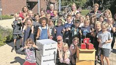 Bremervörde (eb). Vor einigen Wochen hat der Inner Wheel Club Nordheide den Grundschulen in Bremervörde/Engeo, in Selsingen und der Gosekamp-Schule in Zeven Mathe-Kiten überreicht. Das Konzept wurde unter pädagogischer Anleitung des mathematischen Instituts der Universität Bielefeld erarbeitet. Die Mathe-Kisten sollen den Kindern helfen, die Grundlagen der Mathematik spielerisch zu verstehen und sie für sie greifbar zu machen.
In den Kisten befinden sich Würfel, Nummertafeln, Zifferfahnen und Griffkorken. Ziel des Projekts ist eine Vermittlung grundlegender mathematischer und sprachlicher Kenntnisse sowie Mengen und Zahlen erkennen und begreifen.
