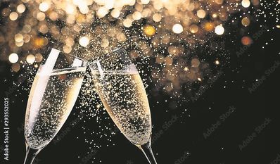 Um Mitternacht wird der Sekt geöffnet und auf das neue Jahr angestoßen.