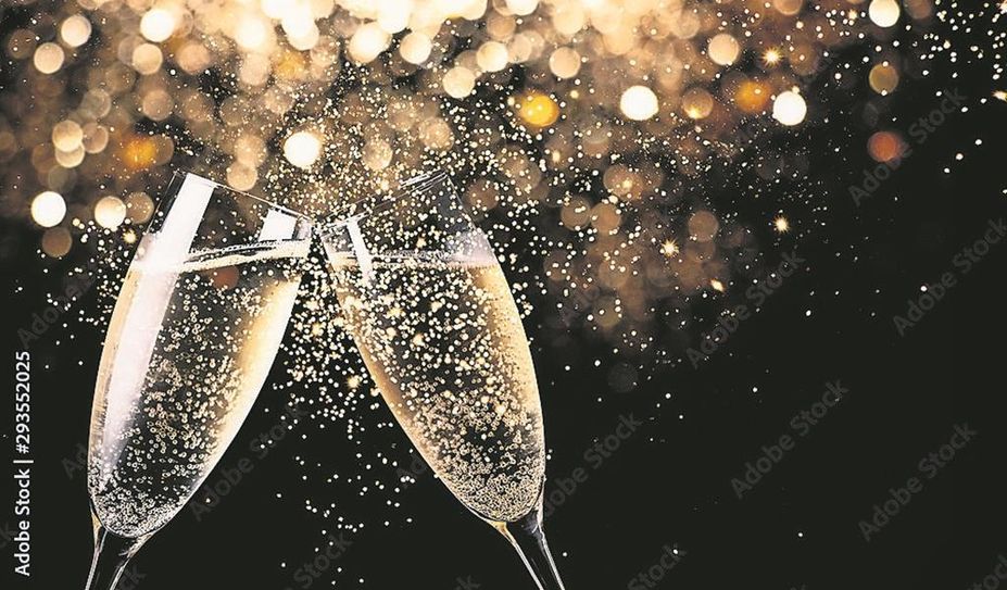 Um Mitternacht wird der Sekt geöffnet und auf das neue Jahr angestoßen.