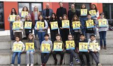 Die Fünftklässler:innen mit ihren Lehrerinnen, dem Schulleiter und Bürgermeister Michael Hannebacher.