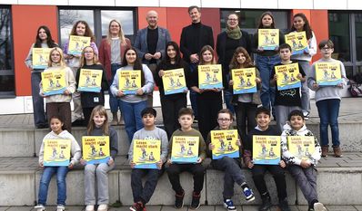 Die Fünftklässler:innen mit ihren Lehrerinnen, dem Schulleiter und Bürgermeister Michael Hannebacher.