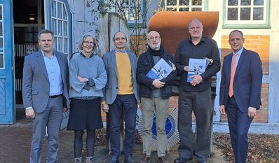 Bei der Verleihung (v. li.): Michael Kersting (Vorstandsmitglied Volksbank eG), Katrin Schütte (Vorsitzende Kunstverein Osterholz e.V.), Rainer B. Schossig (Laudatio), Waldemar Grazewicz (1. Preisträger), Michael Klipker (2. Preisträger), Jan Mackenberg (Vorstandsmitglied Volksbank eG).