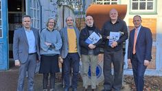 Bei der Verleihung (v. li.): Michael Kersting (Vorstandsmitglied Volksbank eG), Katrin Schütte (Vorsitzende Kunstverein Osterholz e.V.), Rainer B. Schossig (Laudatio), Waldemar Grazewicz (1. Preisträger), Michael Klipker (2. Preisträger), Jan Mackenberg (Vorstandsmitglied Volksbank eG).