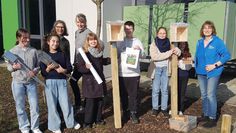 Die Kinder der Garten- und Nachhaltigkeits-AG nehmen freudig die Forscher-Nisthilfen von der NABU Umweltpyramide entgegen.