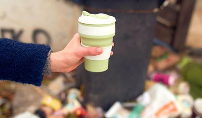 Es fehle an vorgeschriebenen Anreizen für Verbraucher:innen, die umweltfreundlichere Mehrweg-Verpackung wirklich zu nutzen, so die Verbraucherzentrale.