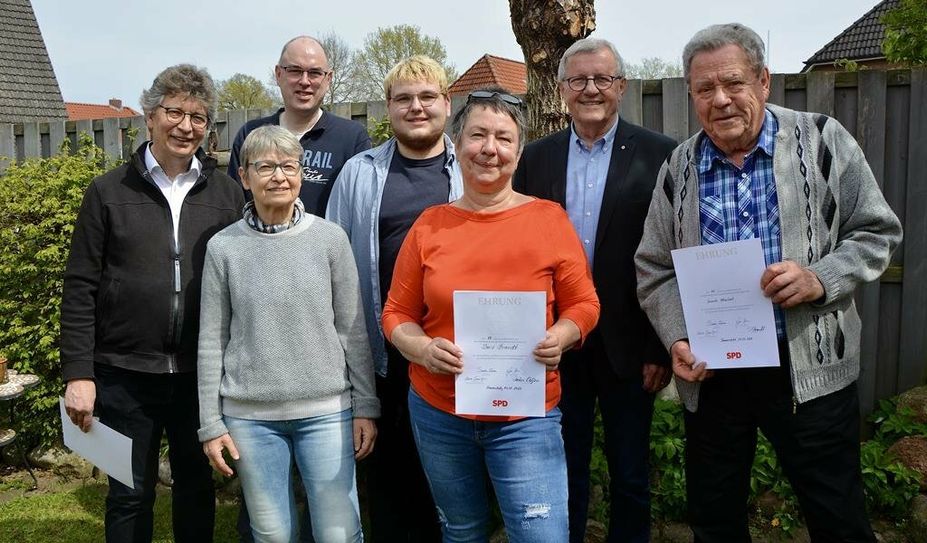 SPD-Mitglieder trafen sich bei Doris Brandt (3. v. re.).