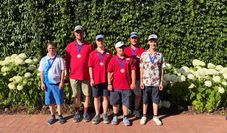 Die sechs Golfer präsentieren stolz ihre gewonnenen Medaillen.