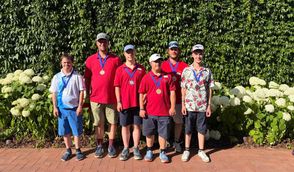 Die sechs Golfer präsentieren stolz ihre gewonnenen Medaillen.