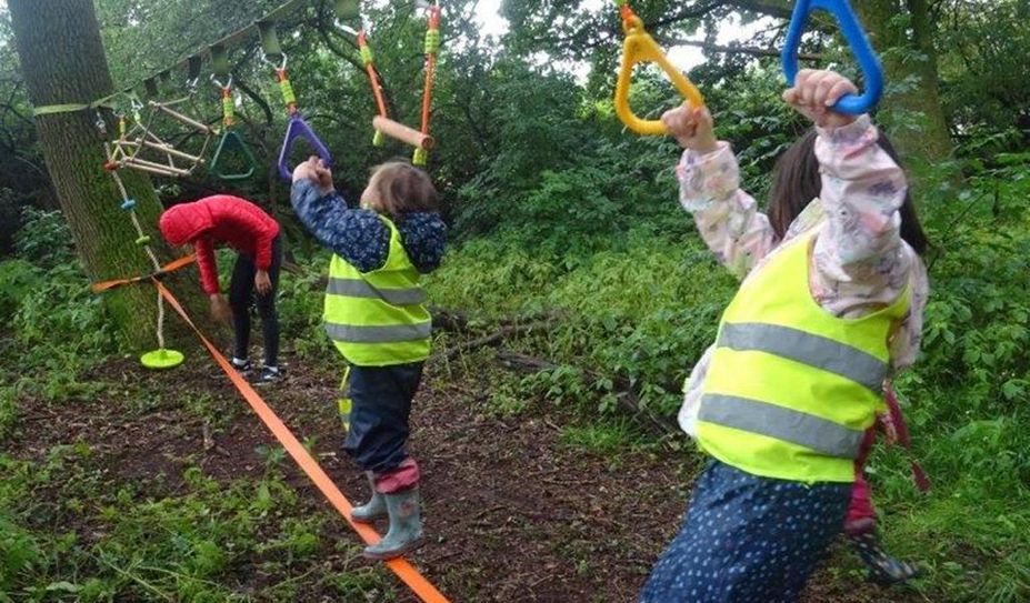 oben: Die neue Slackline wird erprobt.
rechts: Marina Ropers erklärt den Lebensraum Wald.