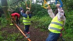 oben: Die neue Slackline wird erprobt.
rechts: Marina Ropers erklärt den Lebensraum Wald.