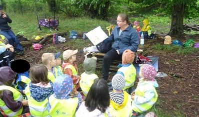 oben: Die neue Slackline wird erprobt.
rechts: Marina Ropers erklärt den Lebensraum Wald.