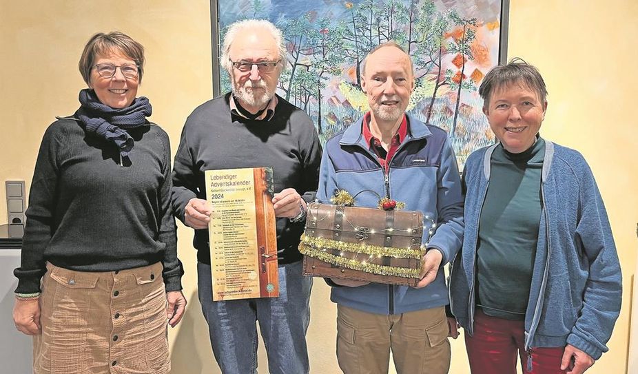 (v. l.) Frauke Bischoff, Jürgen Rudolph, Martin Schröder und Helma Schröder präsentieren das vielfältige Programm des Lebendigen Adventskalenders.