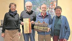 (v. l.) Frauke Bischoff, Jürgen Rudolph, Martin Schröder und Helma Schröder präsentieren das vielfältige Programm des Lebendigen Adventskalenders.