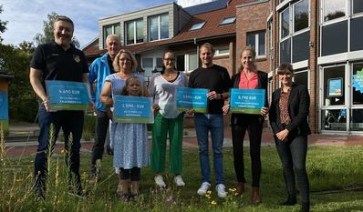 Sie wurden für ihre innovativen Ideen belohnt: Die glücklichen Gewinner:innen mit Organisatorin Carolin Novak (re.)