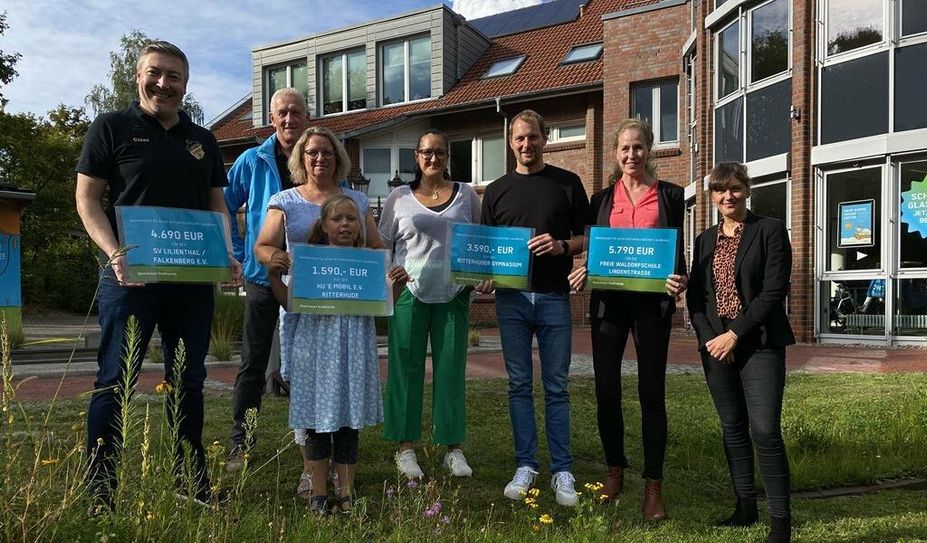 Sie wurden für ihre innovativen Ideen belohnt: Die glücklichen Gewinner:innen mit Organisatorin Carolin Novak (re.)