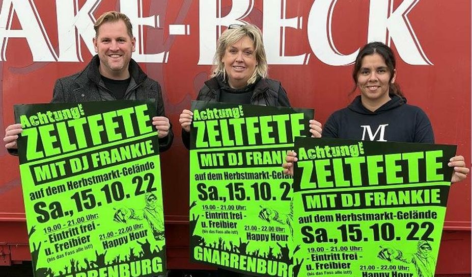 Gemeinde Bürgermeister Marc Breitenfeld, MeynHouse-Inhaberin Heike Meyn und WIR-Vorstandsmitglied Melanie Blank (v.l.n.r.) freuen sich nach zwei Jahren Pause, auf die Zeltfete am Samstag. Foto: eb