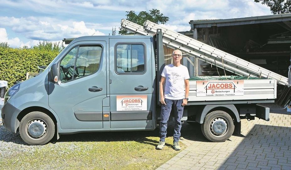 Dachdeckermeister Udo Jacobs erledigt zuverlässig alle Arbeiten rund ums Dach und kann dabei inzwischen auf mehr als 40 Jahre Erfahrung in dem Handwerksberuf zurückblicken.