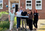 (v. l.) Sylke Anderseck, Vanessa Zobel, Dr. Marco Mohrmann, Dirk Stelling, Wiebke Mayer und Raphaela Stoss vor dem Gebäude des CJD.