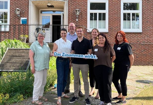 (v. l.) Sylke Anderseck, Vanessa Zobel, Dr. Marco Mohrmann, Dirk Stelling, Wiebke Mayer und Raphaela Stoss vor dem Gebäude des CJD.