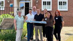 (v. l.) Sylke Anderseck, Vanessa Zobel, Dr. Marco Mohrmann, Dirk Stelling, Wiebke Mayer und Raphaela Stoss vor dem Gebäude des CJD.