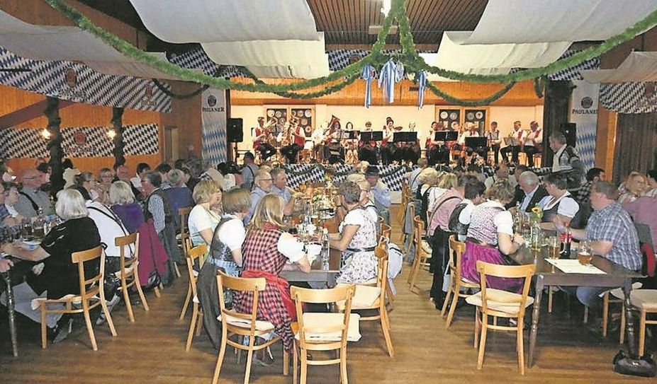 Der Musikzug Elm sorgt mit Blasmusik für die richtige Stimmung.