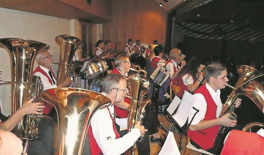 Der Musikzug Elm sorgt mit Blasmusik für die richtige Stimmung.