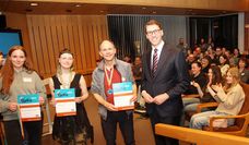 Applaus, Medaillen und Urkunden für ausgezeichnete Jugendarbeit.