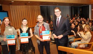 Applaus, Medaillen und Urkunden für ausgezeichnete Jugendarbeit.