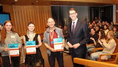 Applaus, Medaillen und Urkunden für ausgezeichnete Jugendarbeit.