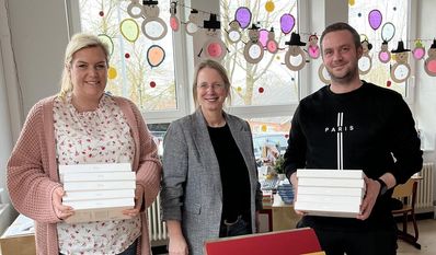 Schulleiterin Jannika Kranz (links) freut sich über die Unterstützung von Christiane Varga und Philip Heidkämper.