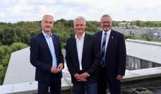 (v l.) Michael Harjes, Stefan Ach und Bernd Lütjen auf dem Dach der „NETZ-Zentrum für innovative Technologie Osterholz GmbH“.