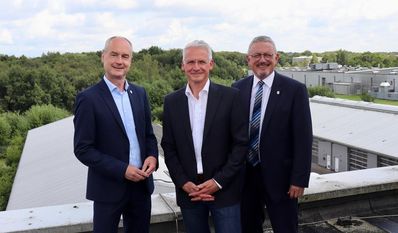 (v l.) Michael Harjes, Stefan Ach und Bernd Lütjen auf dem Dach der „NETZ-Zentrum für innovative Technologie Osterholz GmbH“.
