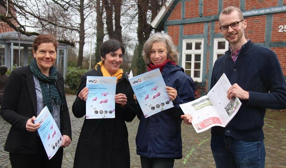 Veronika Völker, Anja Nachtigall, Dr. Martina Michelsen und David Cramer freuen sich auf viele interessante Angeboten im Frühjahrssemester 2023. Foto: eb