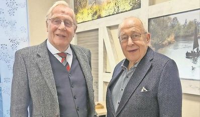 Fritz Bokelmann (links) und Wilfried Guttmann, der Vorstand der Inge-Küster-Stiftung, hatten ins Möbelhaus Meyerhoff eingeladen. Foto: Celina Duschner/KSB