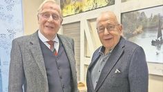 Fritz Bokelmann (links) und Wilfried Guttmann, der Vorstand der Inge-Küster-Stiftung, hatten ins Möbelhaus Meyerhoff eingeladen. Foto: Celina Duschner/KSB