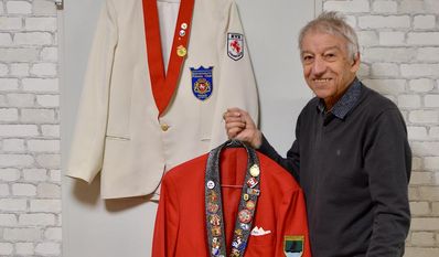 Ulli Rosanowitsch mit seiner selbst genähten Karnevalsuniform.