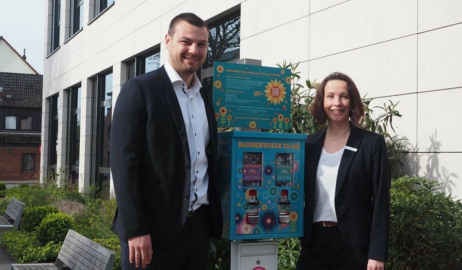 Peter Pauleweit und Maren Tietjen vom Nachhaltigkeitsteam der Volksbank freuen sich, etwas zum Erhalt der Bienen beizutragen.