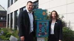 Peter Pauleweit und Maren Tietjen vom Nachhaltigkeitsteam der Volksbank freuen sich, etwas zum Erhalt der Bienen beizutragen.