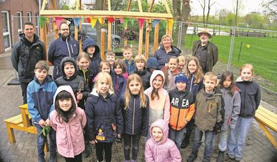 Die Schülerinnen und Schüler der Klasse 3b haben fleißig Pflanzensamen gepflanzt.