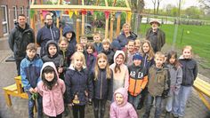 Die Schülerinnen und Schüler der Klasse 3b haben fleißig Pflanzensamen gepflanzt.