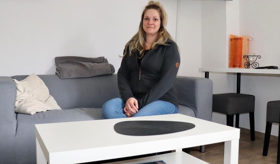 Nicole Boga in einem der Gästezimmer, die nach und nach renoviert werden sollen.